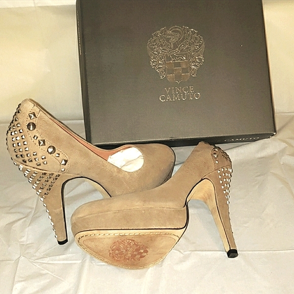 💣Vince Camuto Tan Muted Silver Stud Heels size 10M - Picture 2 of 8